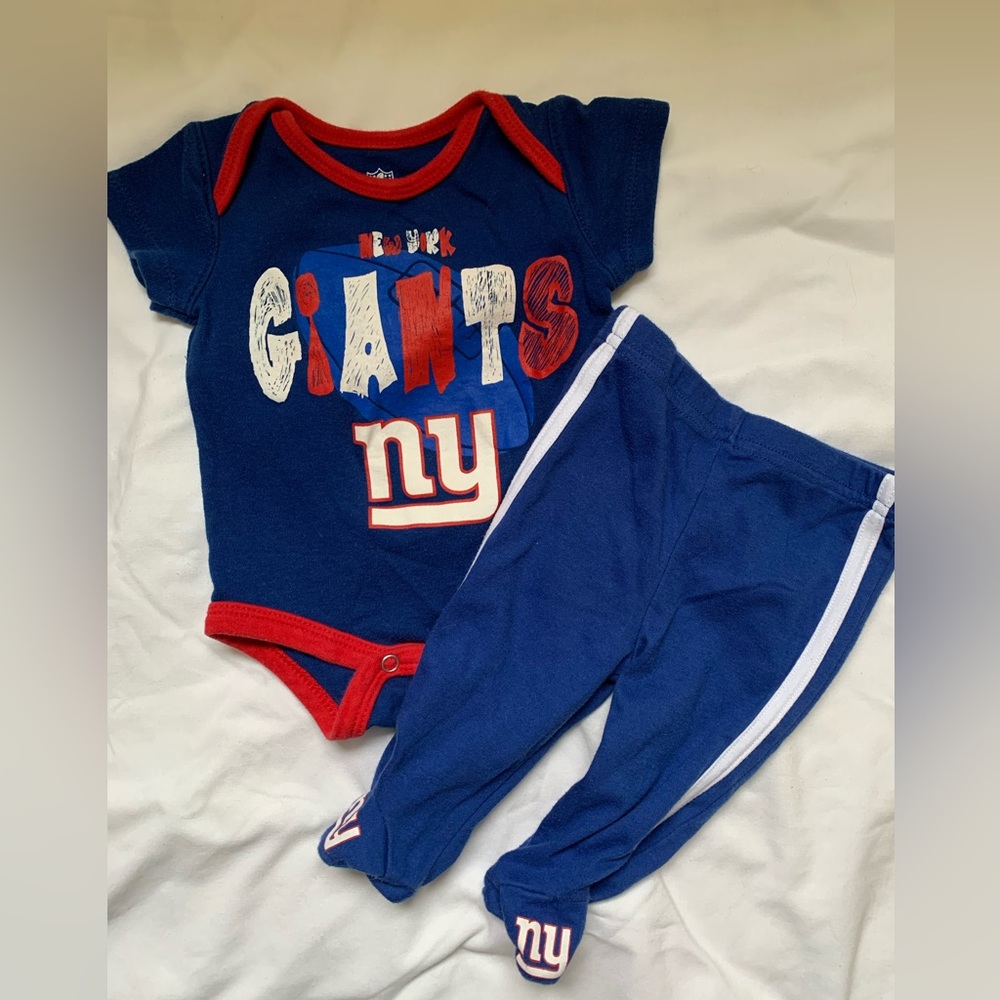 NY Giants 0-3 m set. Blue pants and onesie. Giants logo